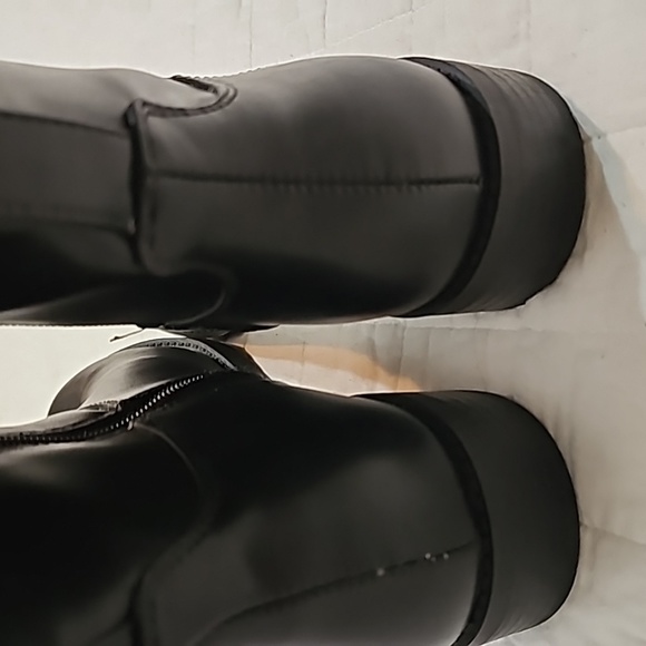 Tommy Hilfiger boots Twinezy faux leather black gold initials sz 7.5 NWT - Picture 8 of 10